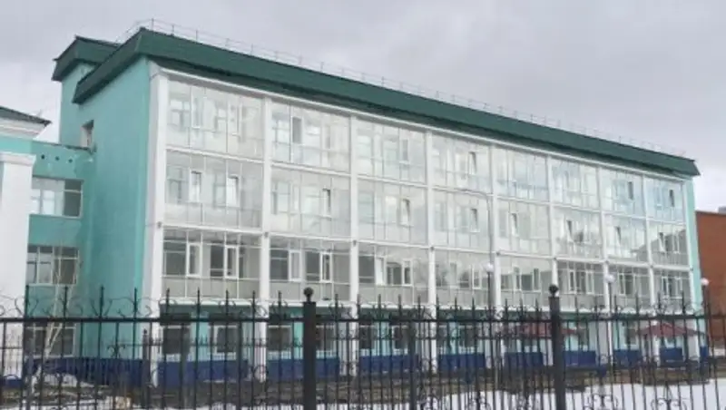 Упавшая в лестничный пролёт женщина скончалась в больнице Костаная