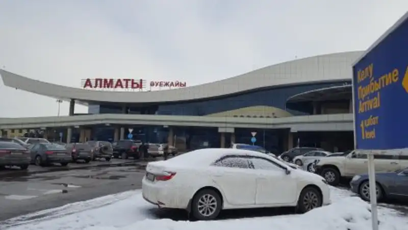 Три "шутника" подбросили в алматинский аэропорт сумку с человеком внутри