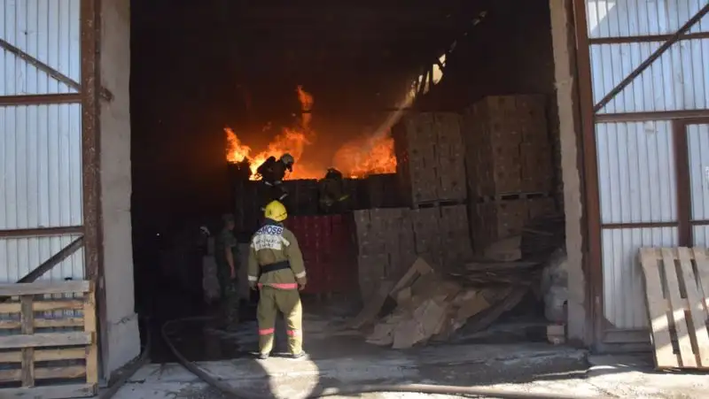По повышенному рангу – пожарные Шымкента потушили пожар на складе