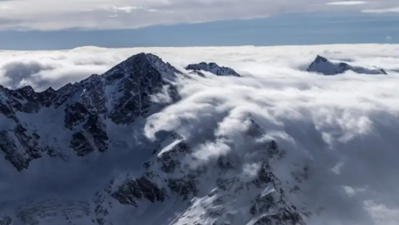Альпинист, поиски которого три дня велись на Эльбрусе, найден живым и здоровым