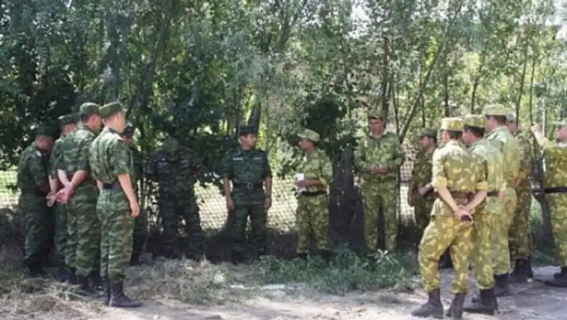 Кыргызских милиционеров на границе с Таджикистаном закидали камнями