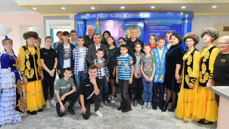 руководство компании АрселорМиттал Темиртау поздравило детей, фото - Новости Zakon.kz от 26.10.2022 12:37