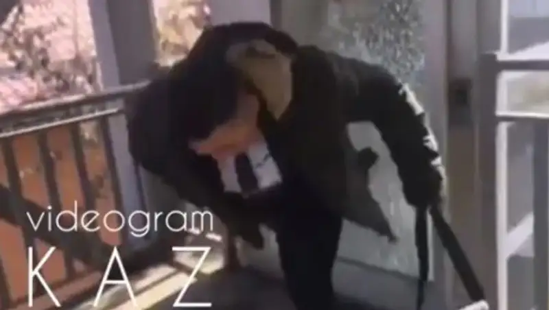 Разбившего стекло надземки хулигана оштрафовали в Алматы