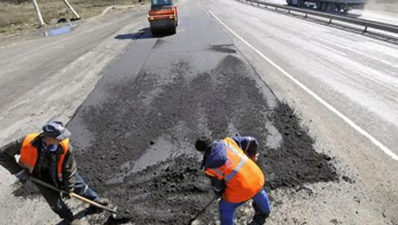 Рабочего сбил асфальтный каток в Алматы, парень госпитализирован