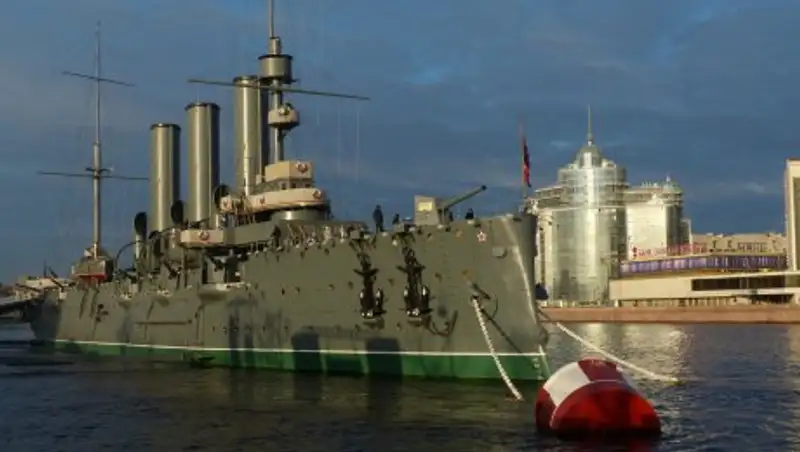 Турист из Литвы попытался захватить крейсер "Аврора" и расстрелять Зимний дворец