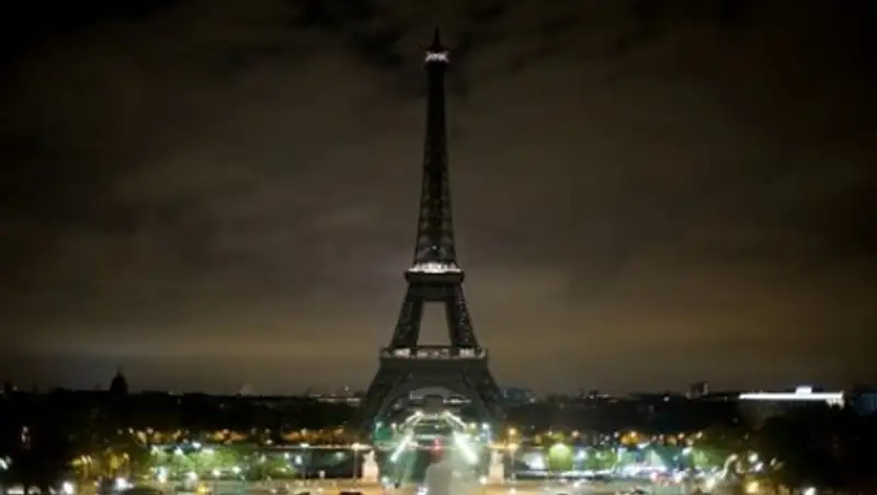 В Париже эвакуировали Эйфелеву башню из-за вероятного террориста
