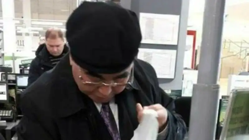 Беглого президента Акаева сфотографировали в Москве при покупке йогуртов