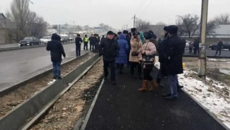 В Шымкенте жители вышли на «дорогу смерти»