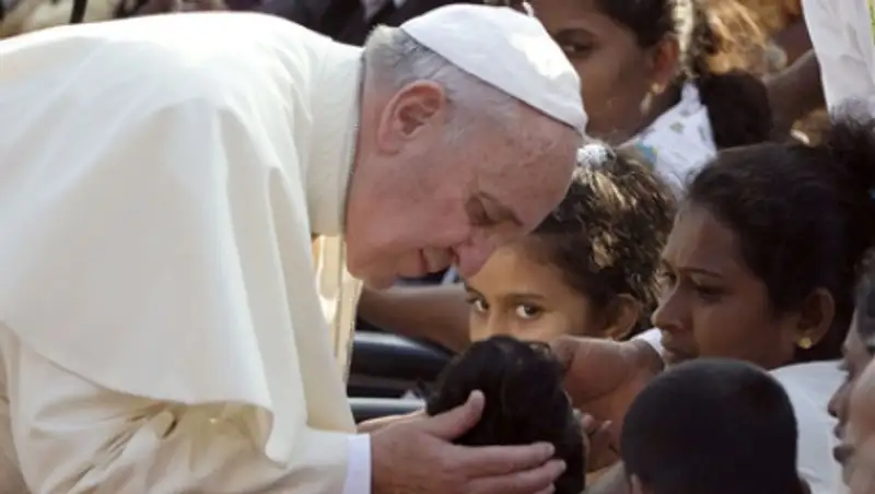 Папа Римский разрешил шлепать детей