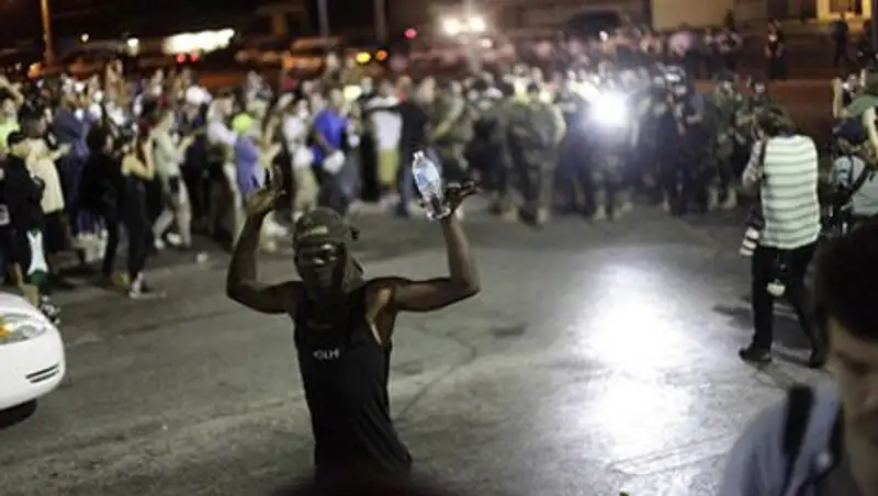 Протестующие в Фергюсоне ранили полицейского