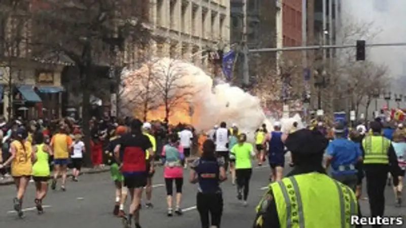 Взрывы на финише Бостонского марафона: трое погибших, фото - Новости Zakon.kz от 16.04.2013 15:31