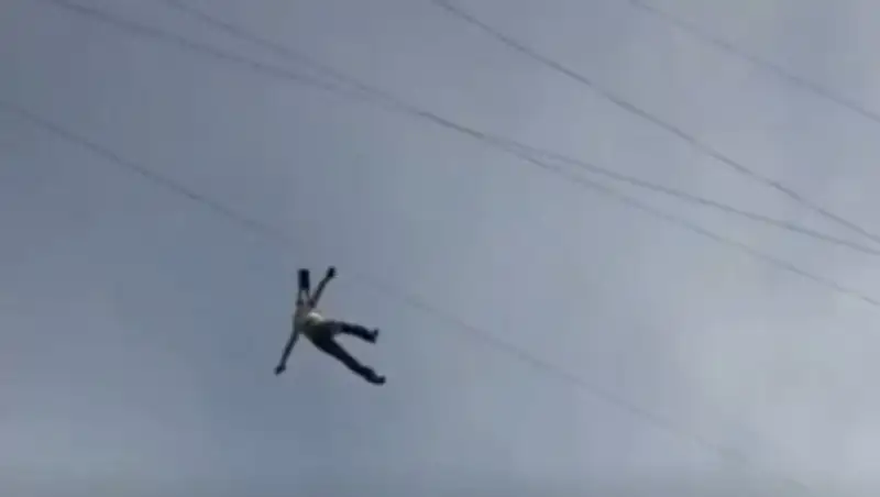 Во Владивостоке с проводов на уровне девятого этажа сорвался мужчина