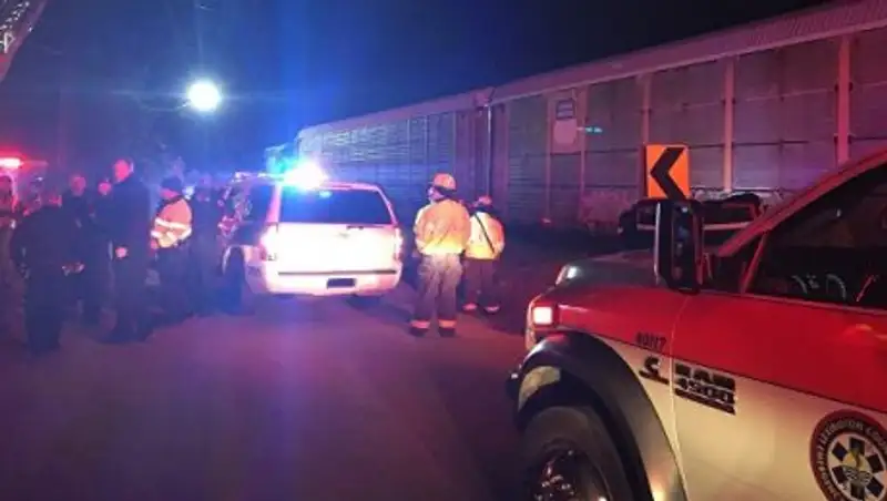 На юге США пассажирский поезд столкнулся с грузовым составом