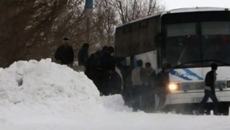В Карагандинской области из сломавшегося рейсового автобуса эвакуировано 45 человек