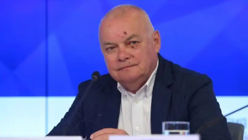 Телеведущий Дмитрий Киселев рассказал, почему у него разбито лицо