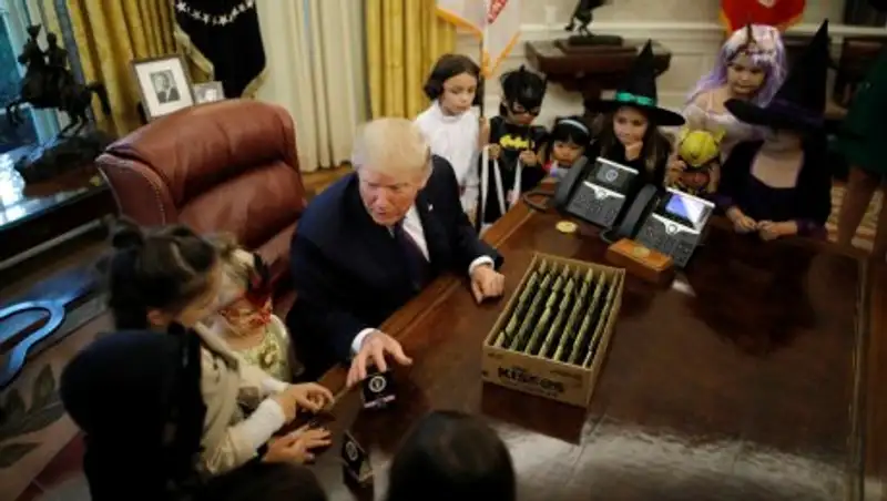 Трамп вручил сладости детям журналистов накануне Хеллоуина