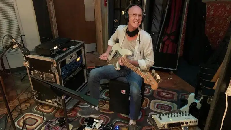 Умер бас-гитарист, игравший с Элтоном Джоном и легендой джаза Эттой Джеймс