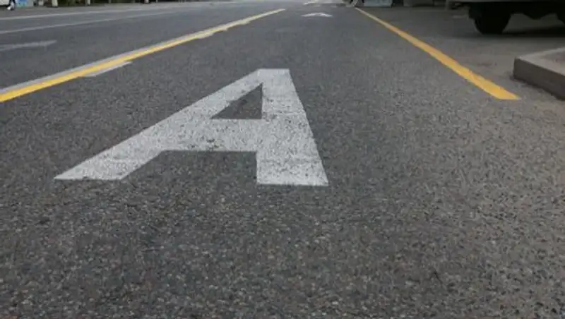 В Алматы таксистам хотят разрешить ездить по выделенкам