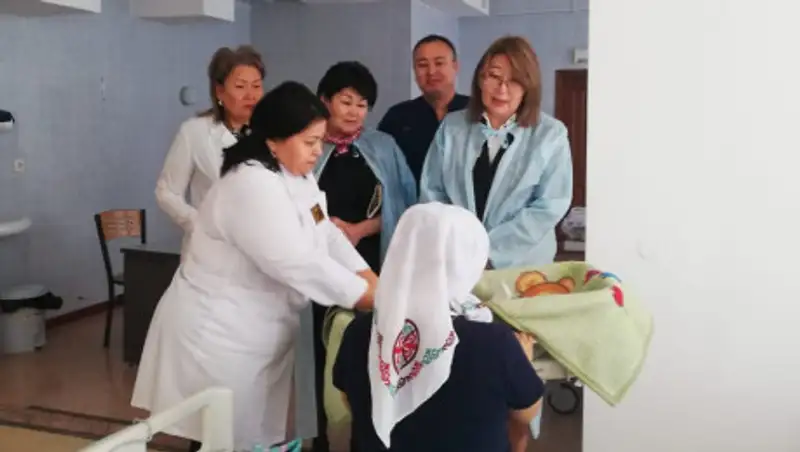 На помощь врачам Атырауского роддома прибывают медики из других регионов