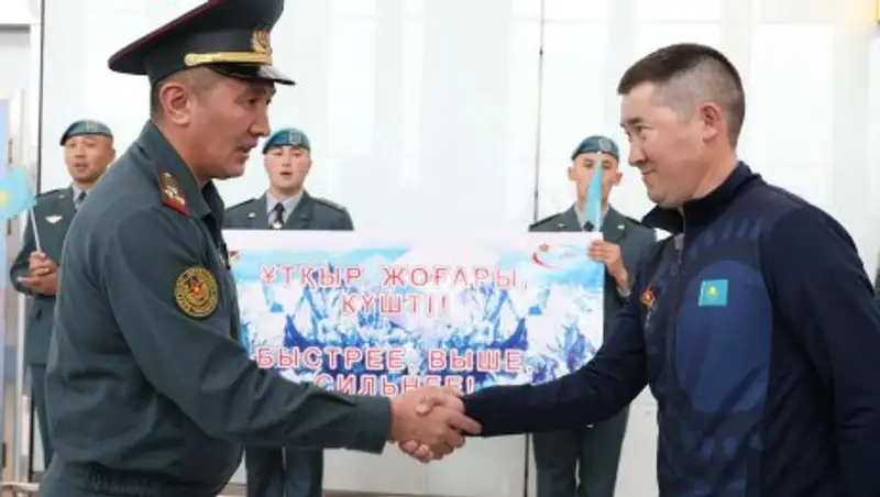 Совершивший восхождение на Эверест альпинист Максут Жумаев вернулся в Астану