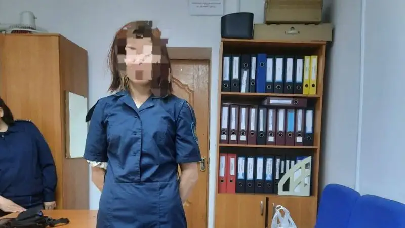 В Актобе задержали пьяную девушку в полицейской форме