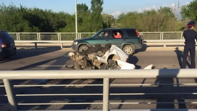 В Алматы BMW разорвало пополам