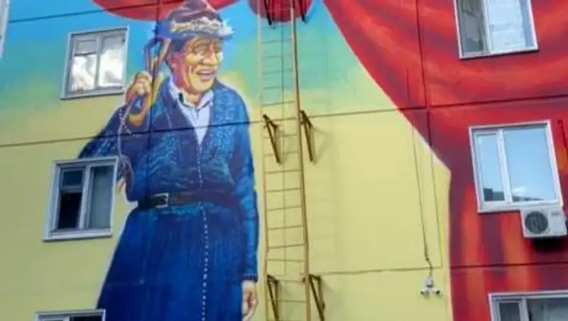 Мурал Шакена Айманова в образе Алдара Косе появился в Нур-Султане