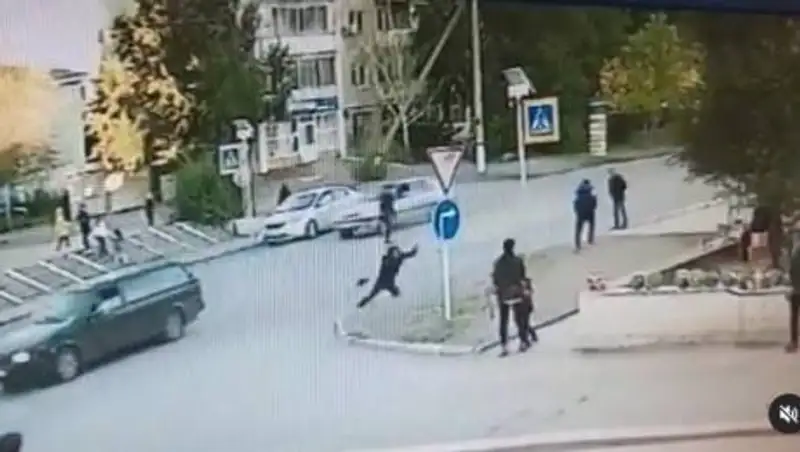 Пешехода подбросило в воздух – ДТП в Экибастузе попало на видео