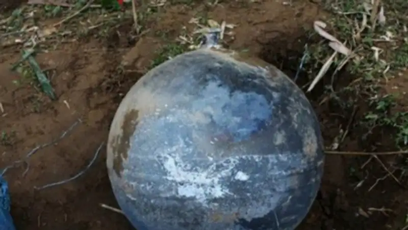 На вьетнамскую деревню свалились три странных металлических шара