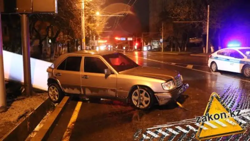 В Алматы Mercedes снес остановку и въехал в билборд