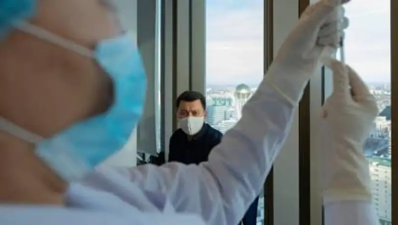 Помощник Президента РК привился от коронавируса