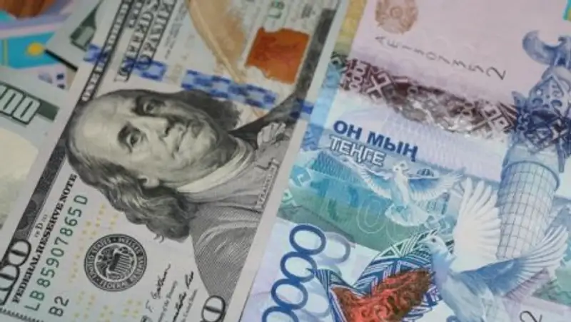 Тенге начал неделю с ослабления