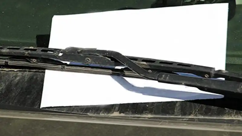 Алматинцев припугнули листовками за парковку у «зебры»