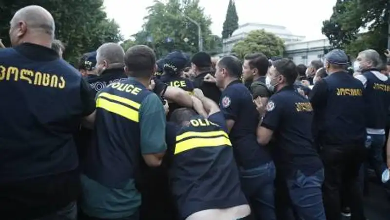 Из-за противников ЛГБТ: в Грузии начался митинг с требованием отставки правительства