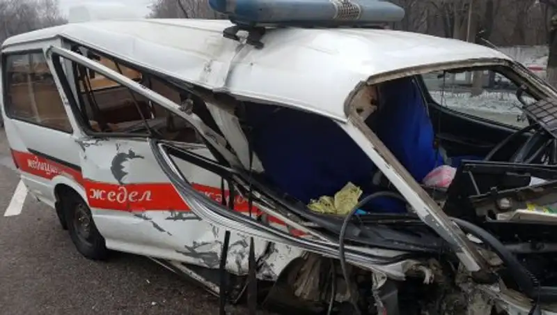 Врачи скорой помощи, пострадавшие в ДТП на Новый год, находятся в больнице