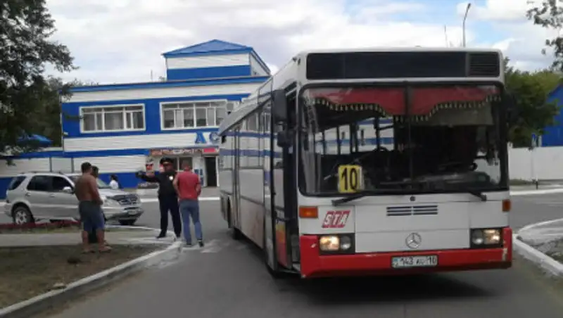 В Костанае Mercedes врезался в автобус с пассажирами