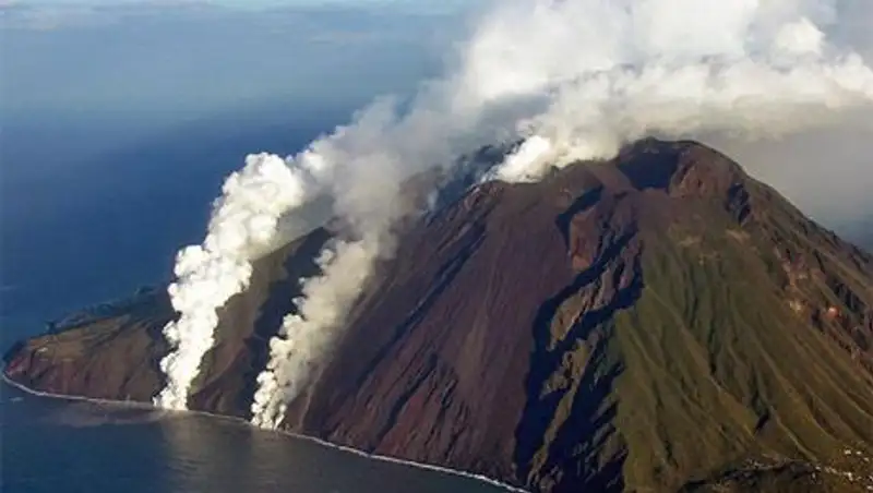 Космонавты показали, как с МКС выглядят действующие итальянские вулканы днем и ночью 