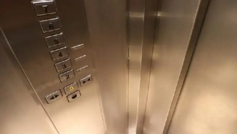 Жильцы еще одной многоэтажки в Астане пожаловались на едва не сорвавшийся лифт