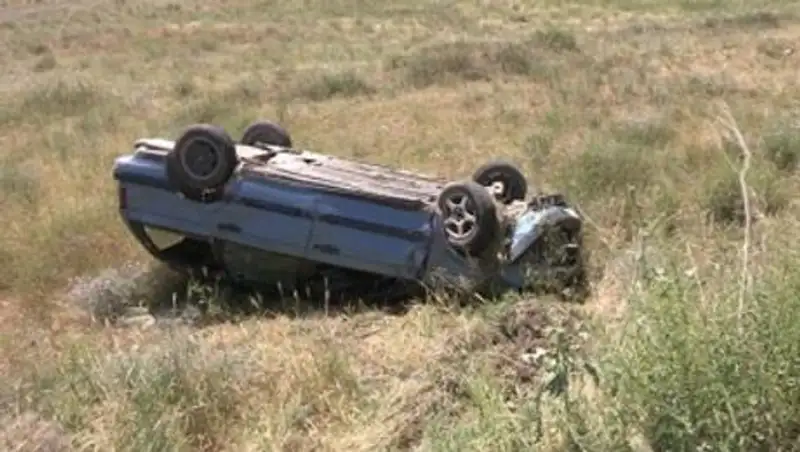 В ЮКО автомобиль вылетел в кювет