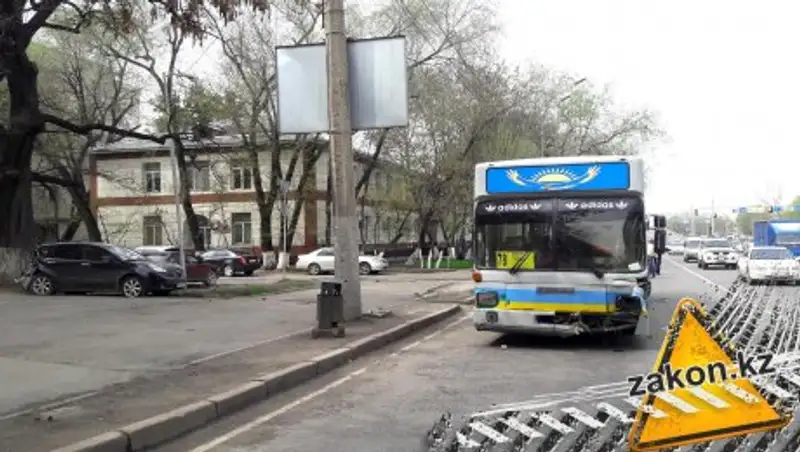 В Алматы автобус протаранил автомобиль, свернувший "без предупреждения" на спецполосу
