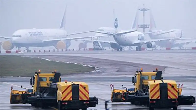 На пути самолета президента Total оказались сразу два снегоуборщика