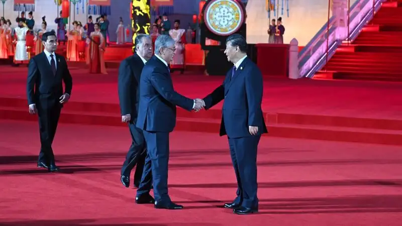 Токаев принял участие в официальной церемонии встречи глав государств в Китае, фото - Новости Zakon.kz от 18.05.2023 18:19