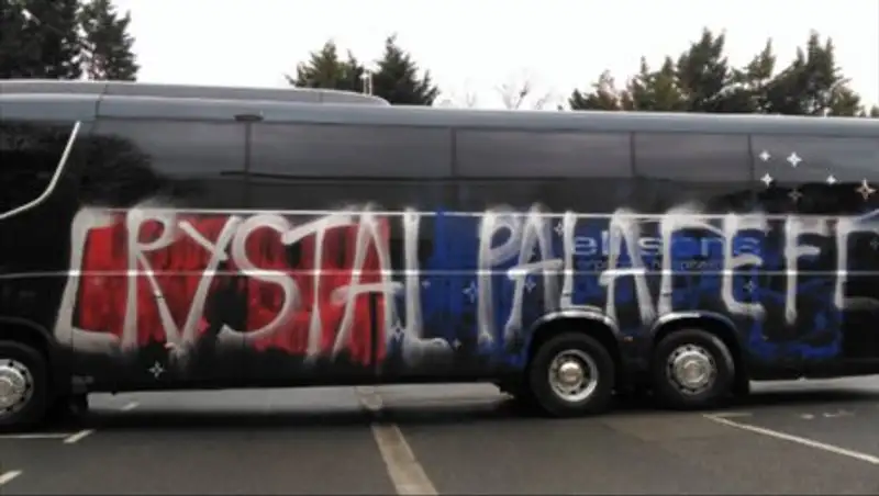 Английские фанаты по ошибке изуродовали автобус своей команды