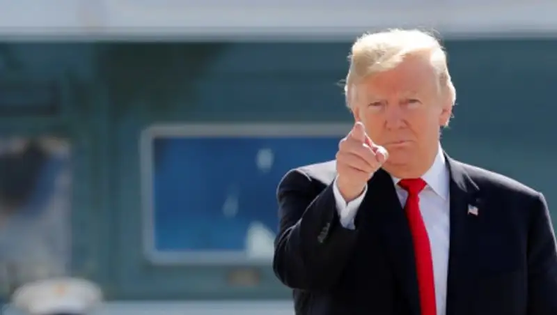 В Трампа бросили телефон во время выступления