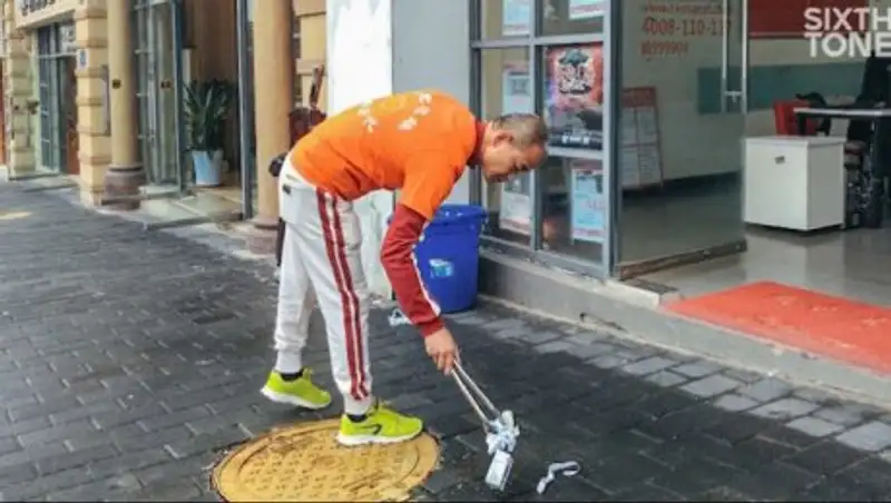 Дворник-миллионер: бизнесмен из Китая каждое утро убирает улицу