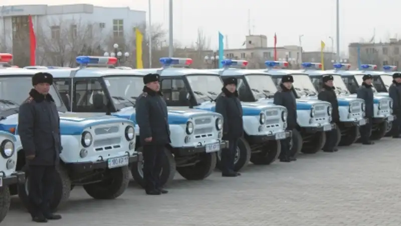 Аким Кызылординской области вручил полицейским ключи от 49 автомашин