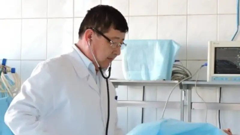 Врач спас жизнь женщине на борту самолета Актау-Тараз