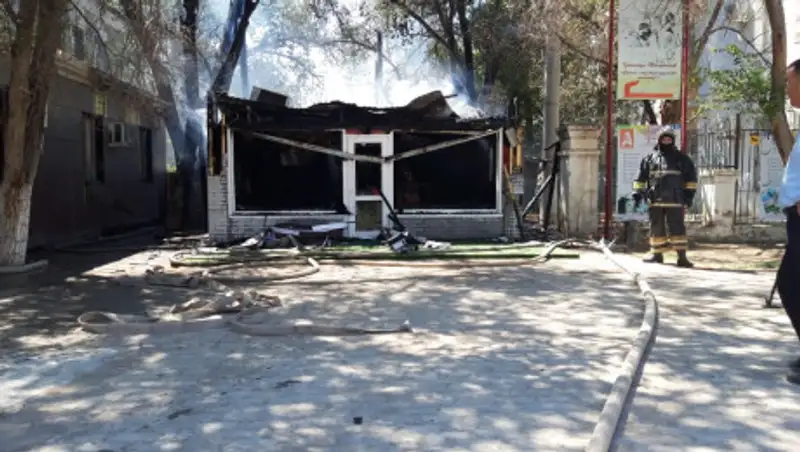 В центре Атырау дотла сгорел цветочный магазин