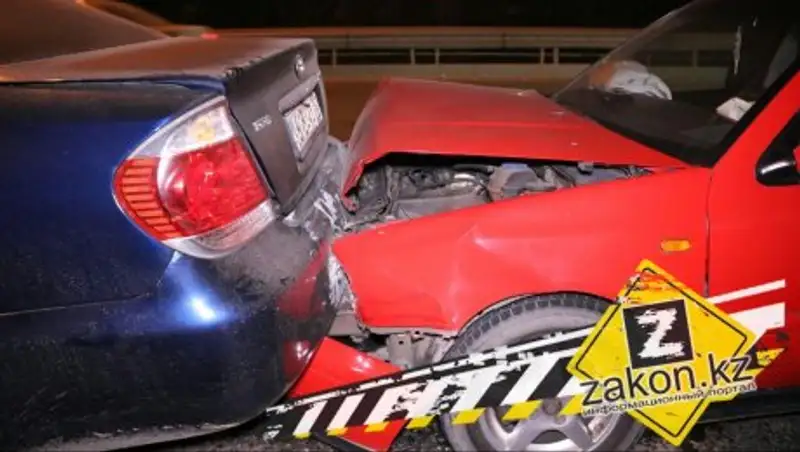 В Алматы на мосту "паровозом" столкнулись четыре машины