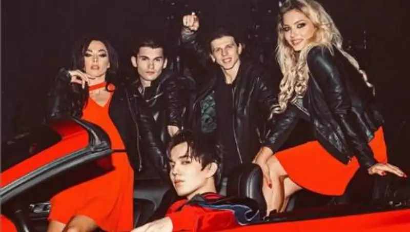 Димаш Кудайберген показал фото в кабриолете с девушками